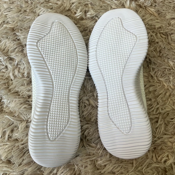 White Slip-On Sneakers with Breathable Mesh. Size 8 - Picture 8 of 10